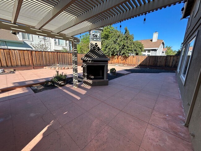 Building Photo - Spacious 4 Bed 3 Bath Home in Garin Community