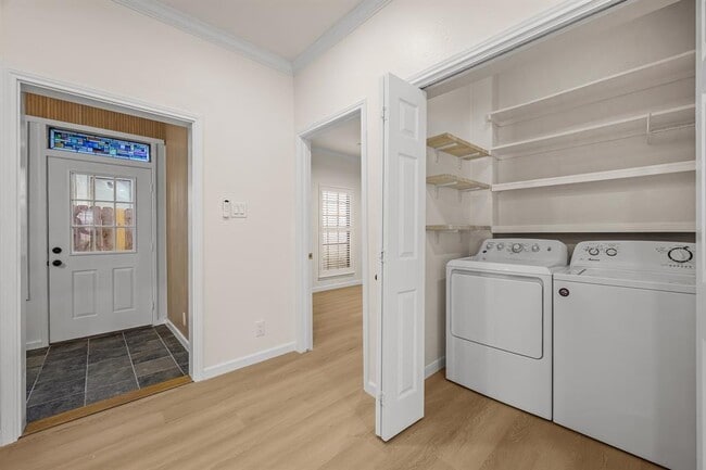 Building Photo - 1307 Kinney Ave