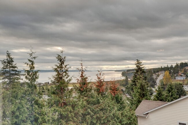 Building Photo - 3 Bedroom, 2.5 Bath Condo in Madrona Heights - Water/Sewer/Garbage included!