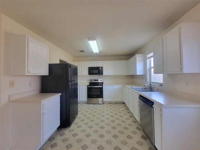 Building Photo - 2233 Maple Dr