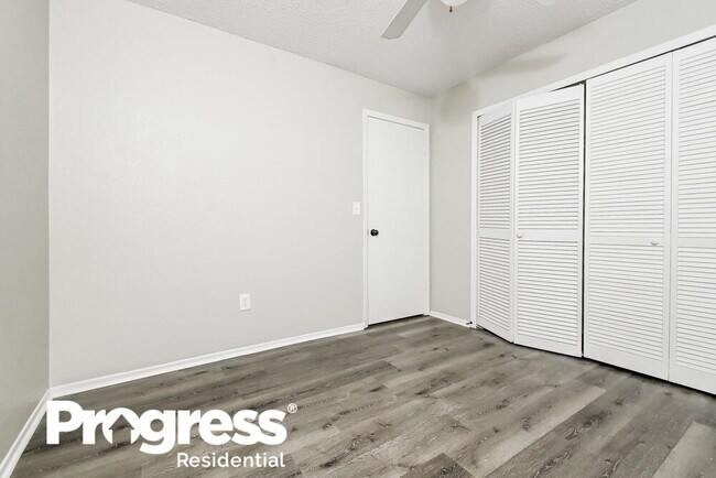 Building Photo - 10119 Deepbrook Dr