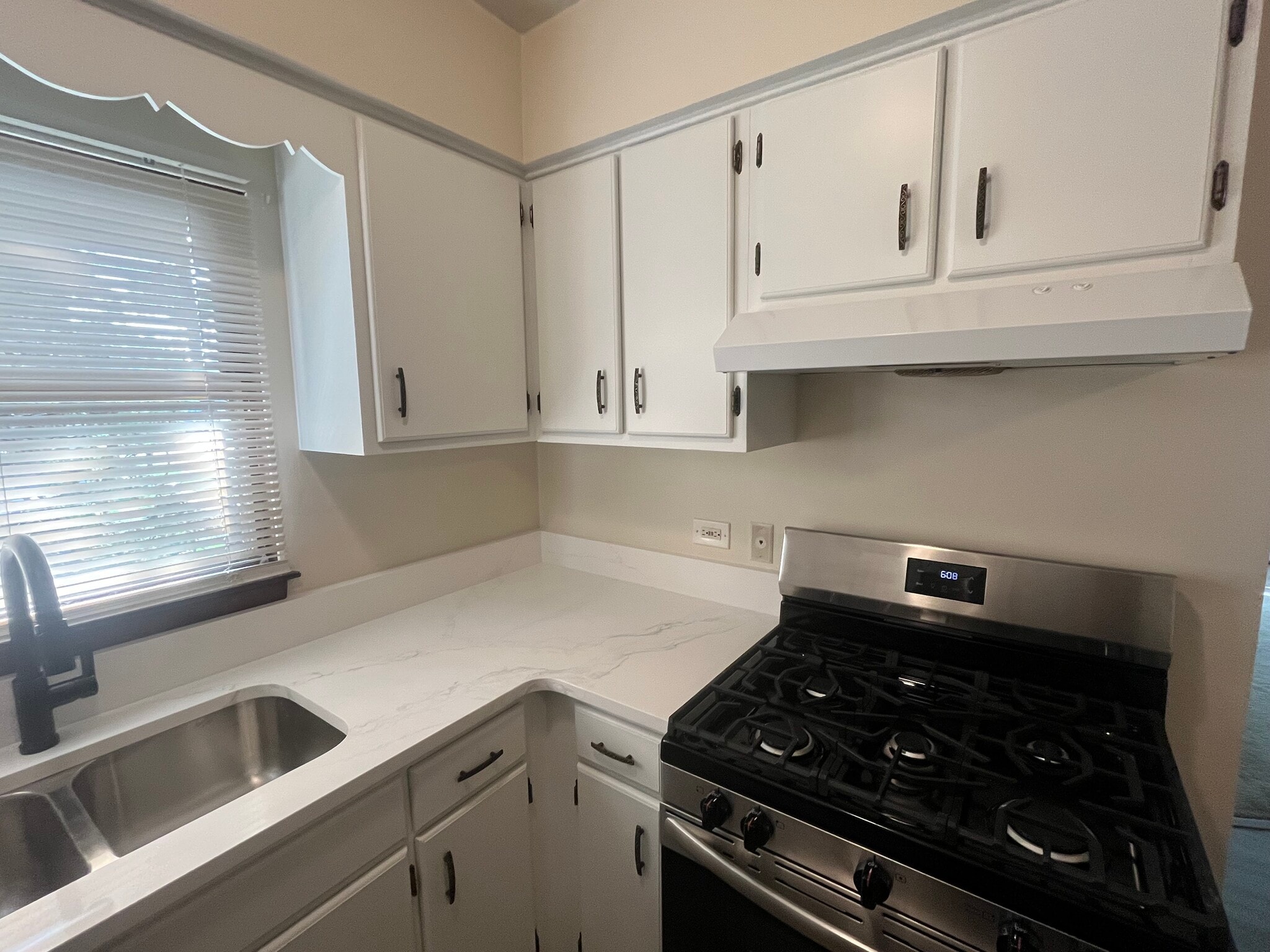 Stove_Range - 6638 W Windsor Ave