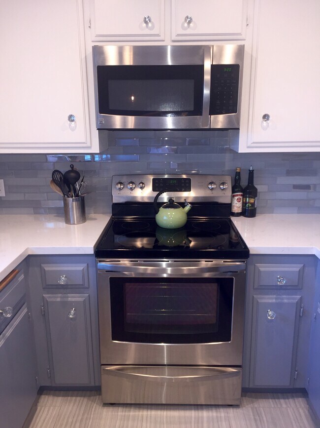 Building Photo - 2131 E 1st St