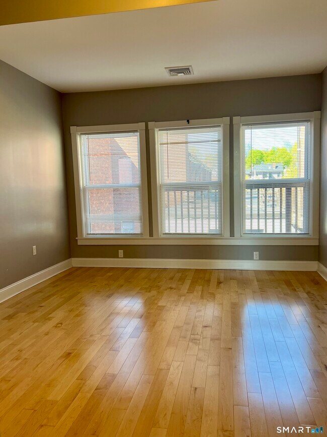 Building Photo - 353 Main St