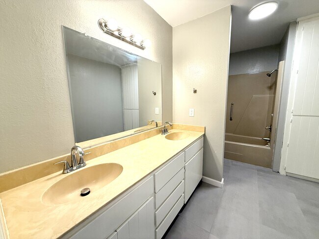 Building Photo - 39 Melody Ln