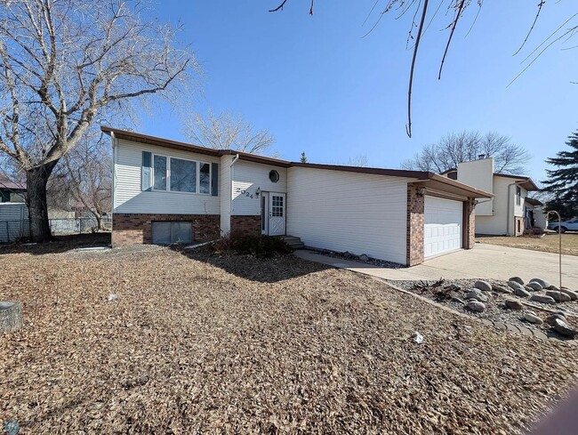 Primary Photo - Spacious 4 Bed, 2 Bath Home in West Fargo
