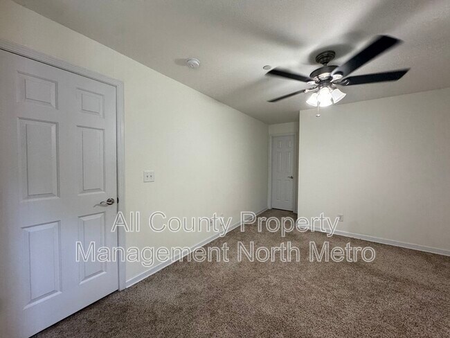 Building Photo - 3900 Riverlook Pkwy SE