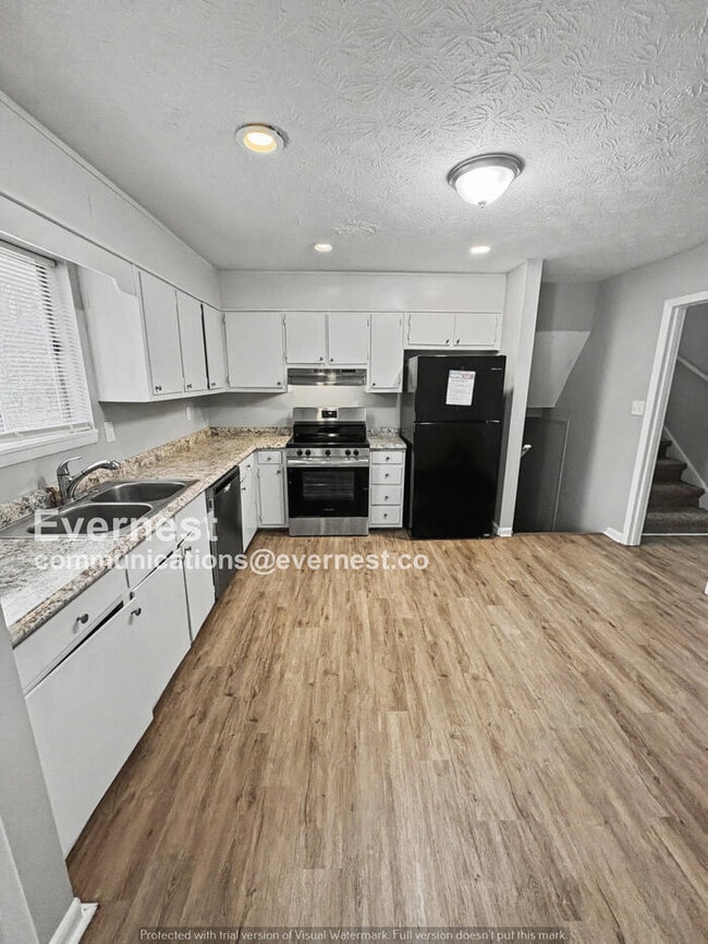 Building Photo - 4 Bed, 2 Bath Home with Garage / Pet-Friendly / Available Now!