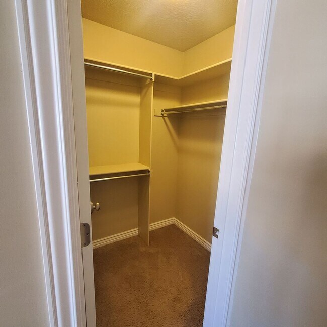 Building Photo - Incredible Lehi Townhouse