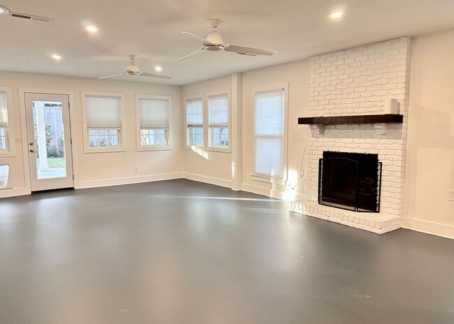 Building Photo - Available now. Gorgeous, Remodeled 3 BR/2 ...