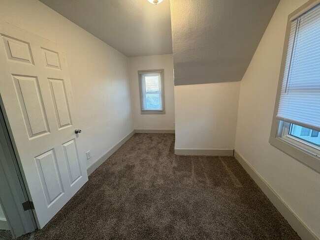 Building Photo - Remodeled 4 Bed 2 Bath For RENT