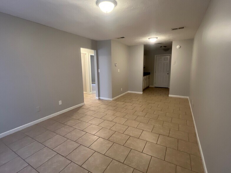 Building Photo - 17 Tricia Cv