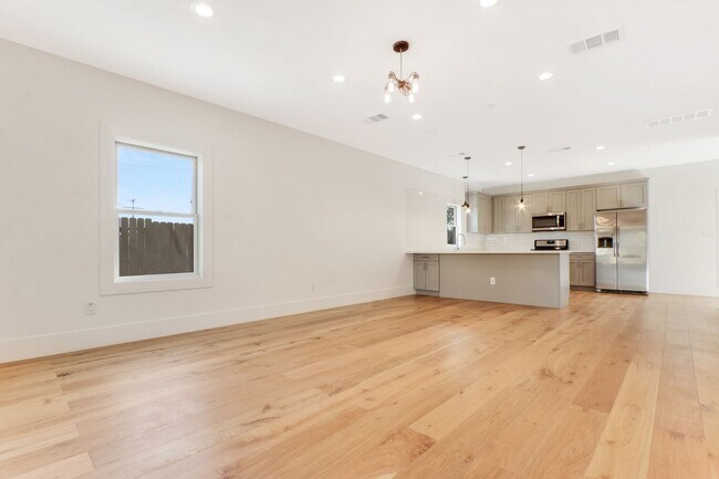 Building Photo - Huge (1,500 square feet) 2 bed, 2.5 bath in Lincoln Heights with parking, in-unit laundry and pri...