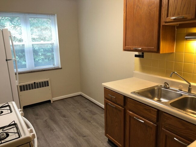 Building Photo - 5562 Beechmont Ave