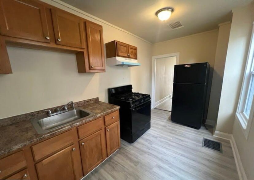 Building Photo - 11 Cedar St