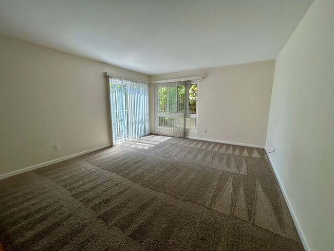 Building Photo - 2 Bed 2 Bath with Remodeled Bathrooms! Wat...