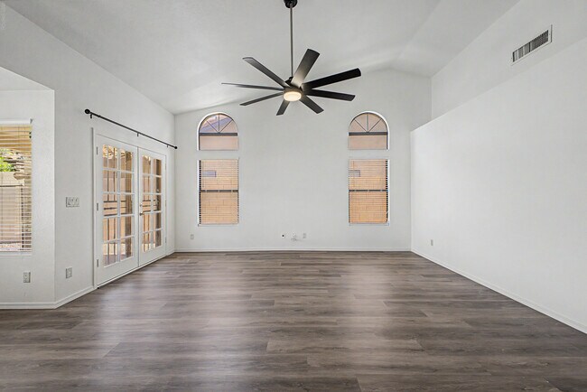 Building Photo - 3103 N Meadow Ln