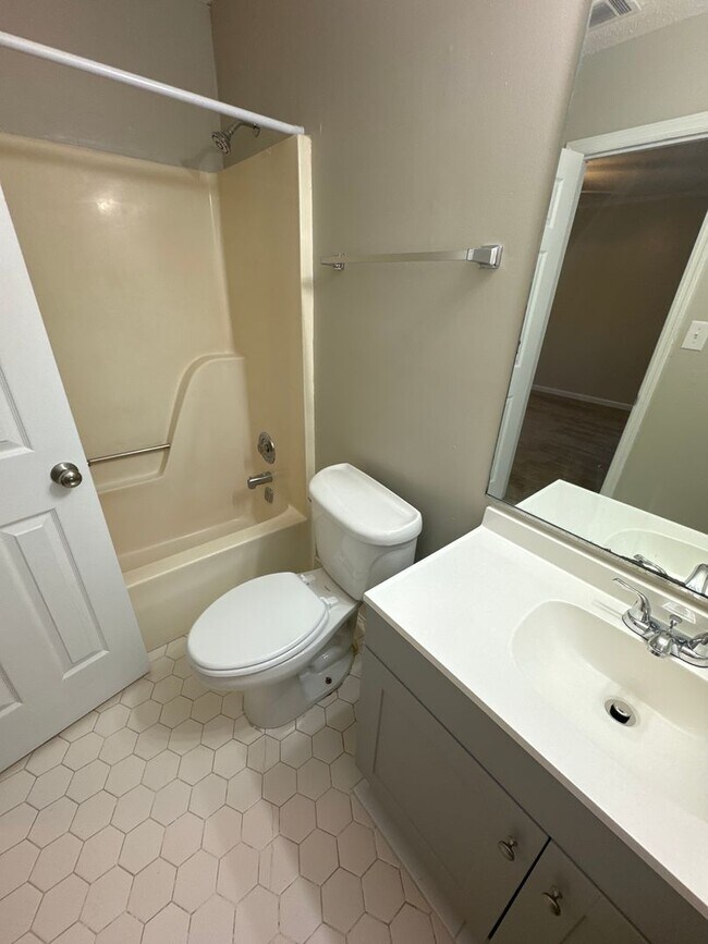 Building Photo - Four Bedroom, Two Bath Home, Just Off Toba...