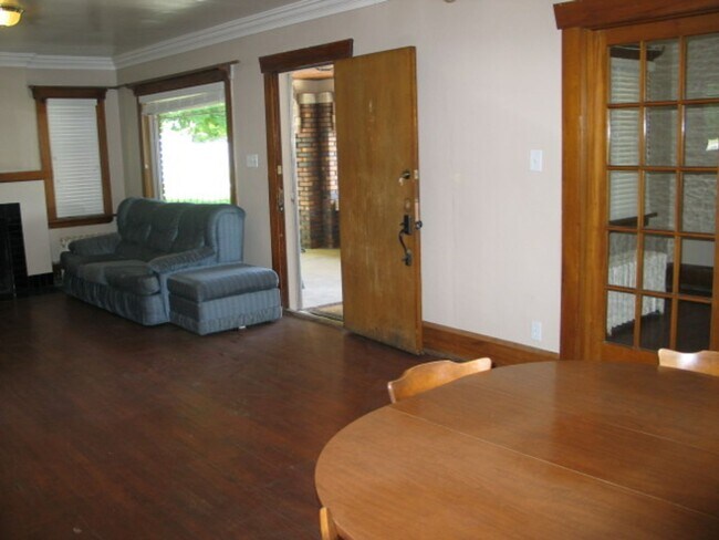Building Photo - 631 E 400 N