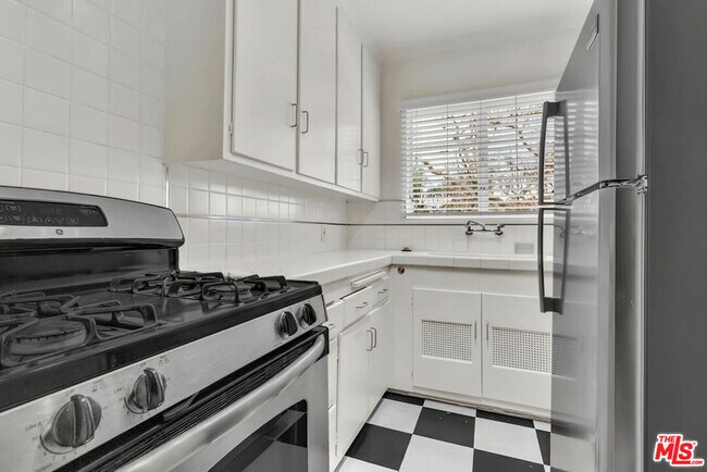 Building Photo - 154 N Sycamore Ave