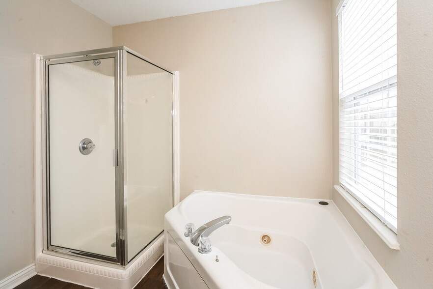 Building Photo - 2718 Rothe Ln