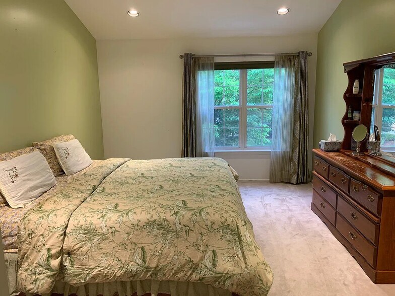 Building Photo - 304 Harvest Ln