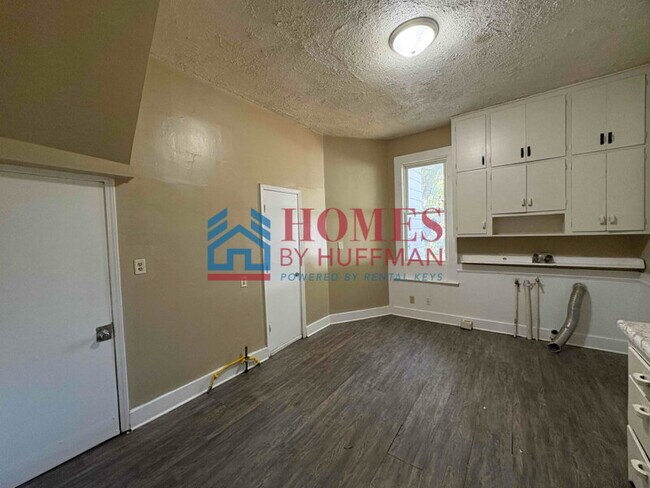 Building Photo - Three Bedroom House | Move in Ready