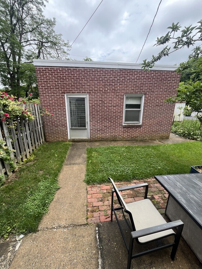 Building Photo - 766 New Holland Ave