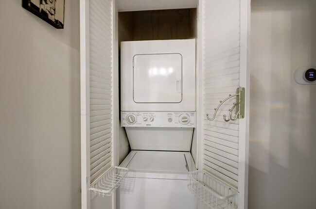 Building Photo - Furnished, Detached Home in Bethesda Alta ...