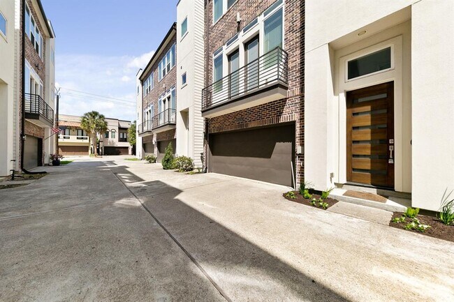 Building Photo - 5521 Larkin St