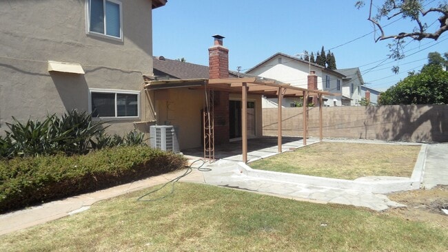 Building Photo - Spacious 6 Bedroom, 3 Bathroom, Single Fam...