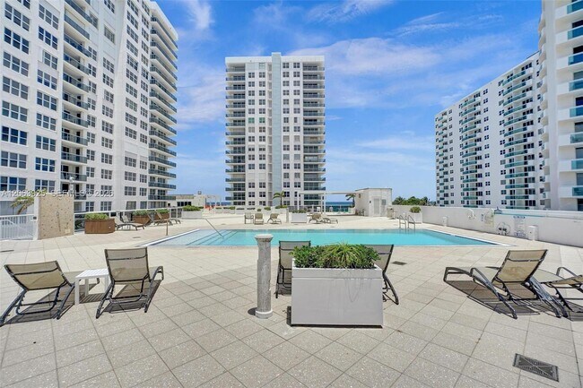 Building Photo - 2751 S Ocean Dr