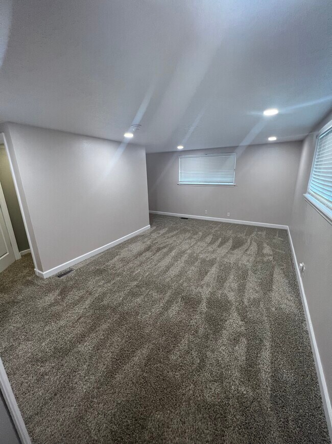 Upstairs Bedroom - 809 E Mosier St