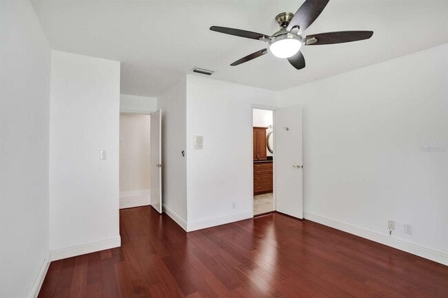Building Photo - 2527 Lakes Dr