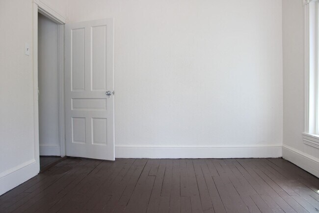 Building Photo - 118 W Main St