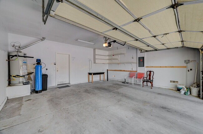 Building Photo - 10588 Isola Bella St
