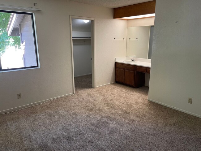 Building Photo - Upgraded Walnut Meadows Condo