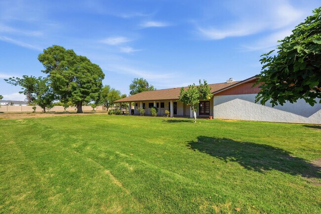 Building Photo - 1003 E Calle Monte Vista