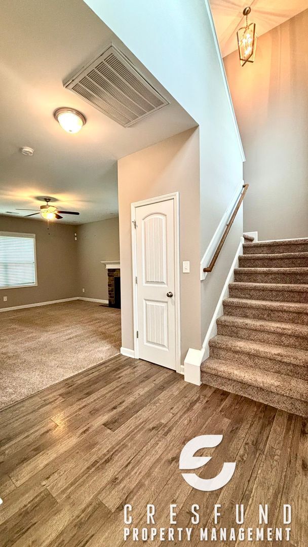 Building Photo - Spacious, Stylish & Close to It All – 3 Be...