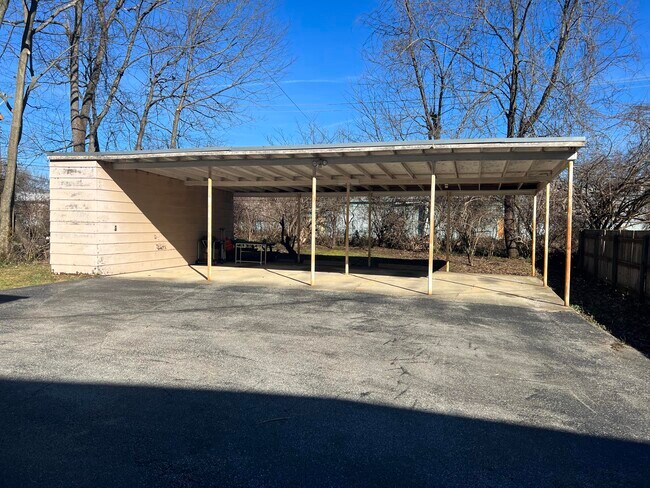 Building Photo - 1705 Carolyn Dr