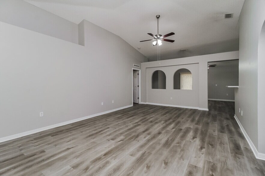 Building Photo - 932 Vanderbilt Dr