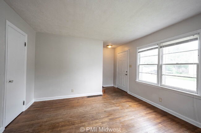 Building Photo - "Charming 2-Bedroom Duplex with Gleaming H...