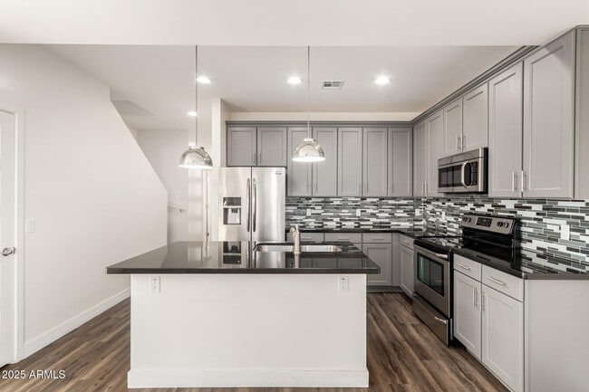 Building Photo - 1270 E Curry Rd