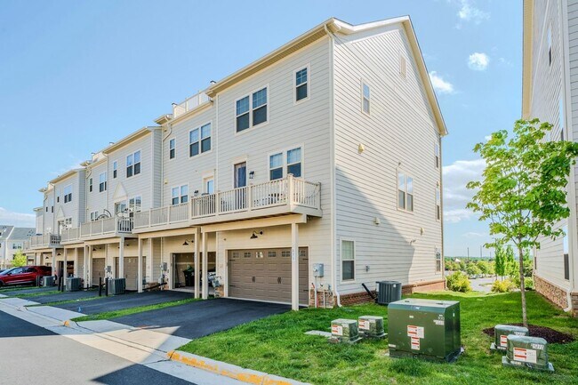 Building Photo - 813 Sawback Sq NE