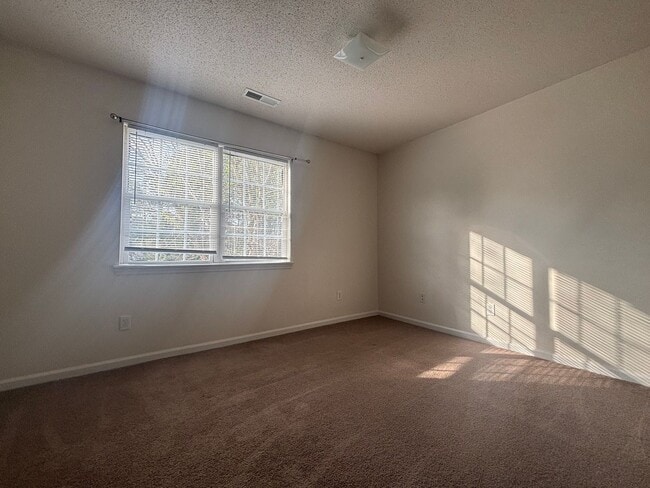 Building Photo - Pueblo Townhouse