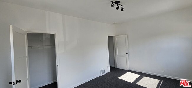 Building Photo - 1135 Cardiff Ave