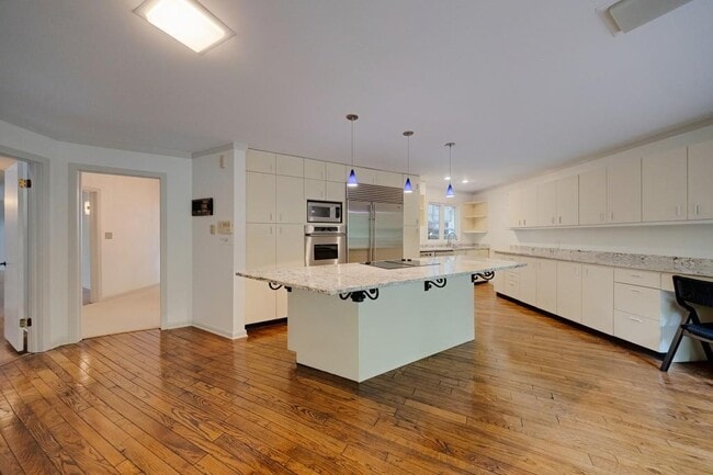 Building Photo - 130 Huntcliff Point NE