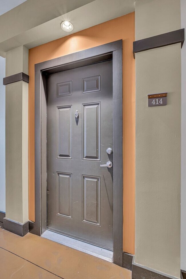 Building Photo - Awesome 1BE/1BA Condo in the heart of West End!