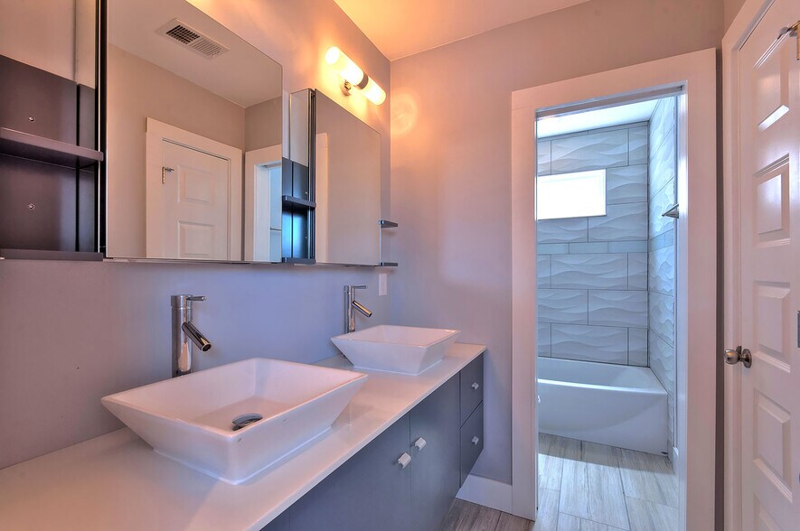 Upstairs bathroom w/ double vanity - 3205 Gravier Street