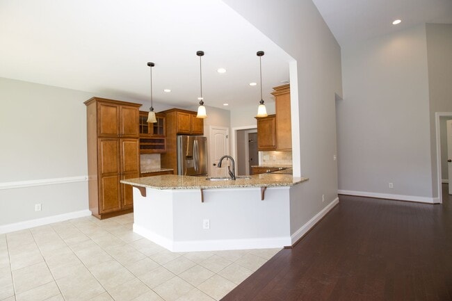 Building Photo - Woodlake Home